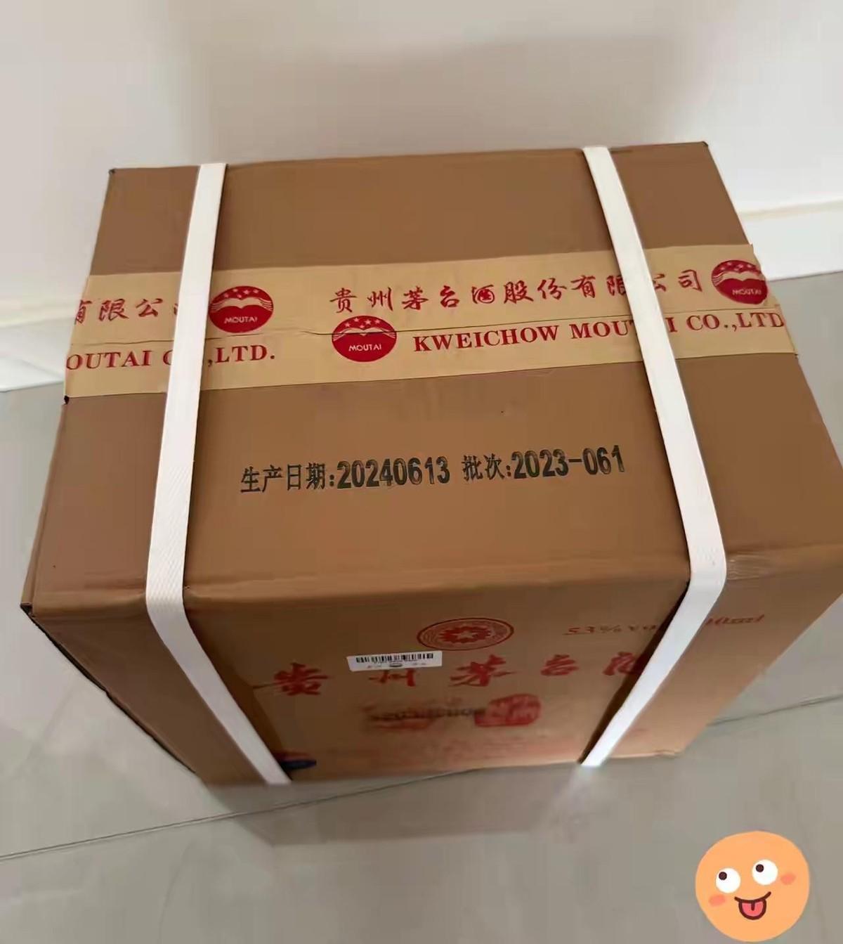 朋友欠我三万拖了两年，每次催都说下月。昨天打电话说没钱还，抵给我一箱茅台，整箱未