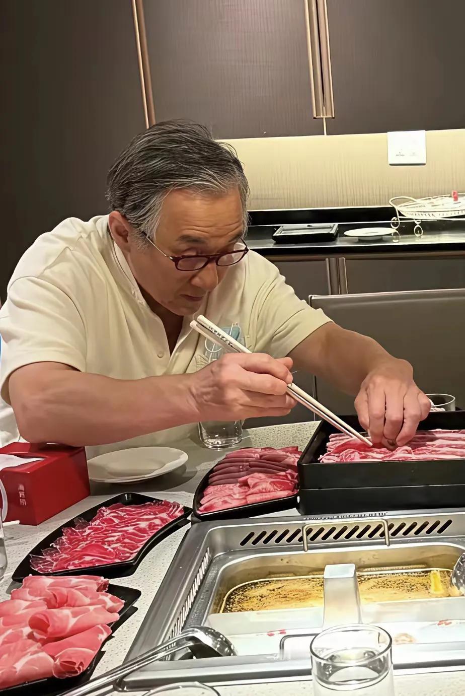 人到70古来稀
成龙也不例外
曾经辉煌的时代已经过去
一代功夫明星已经落幕