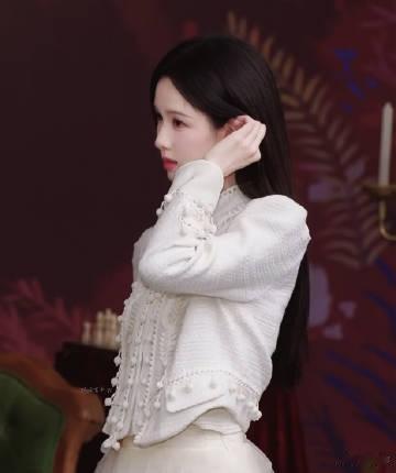 陈都灵抬眸黑切白 柔和造型塑造纯欲小白兔气质，干净又温柔，可内心清醒又强大，头脑