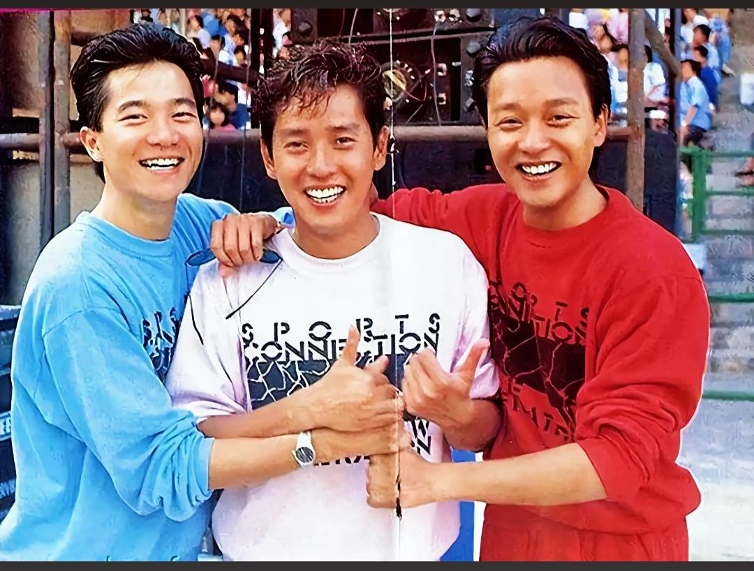 三个好哥们一起开心笑。左边👈🏻是谁啊？我们一起开心笑