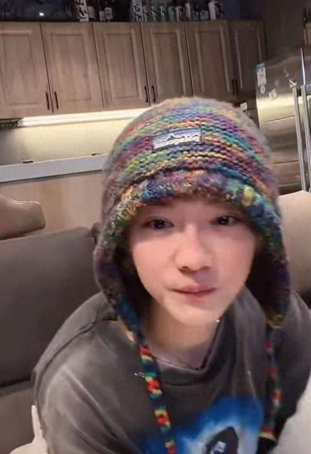 鹿晗打完招呼就下播！邓超陈赫这场饭局直播，信息量远超你的想象