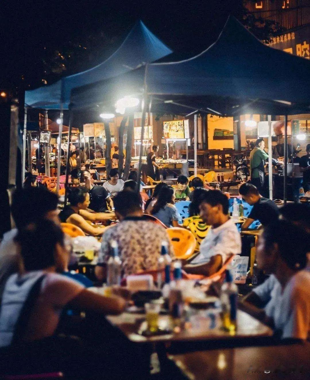 吃出幸福感
 杏花节开幕，街上热闹非凡，满街小吃摊烟火气十足。我和老公下班后来逛