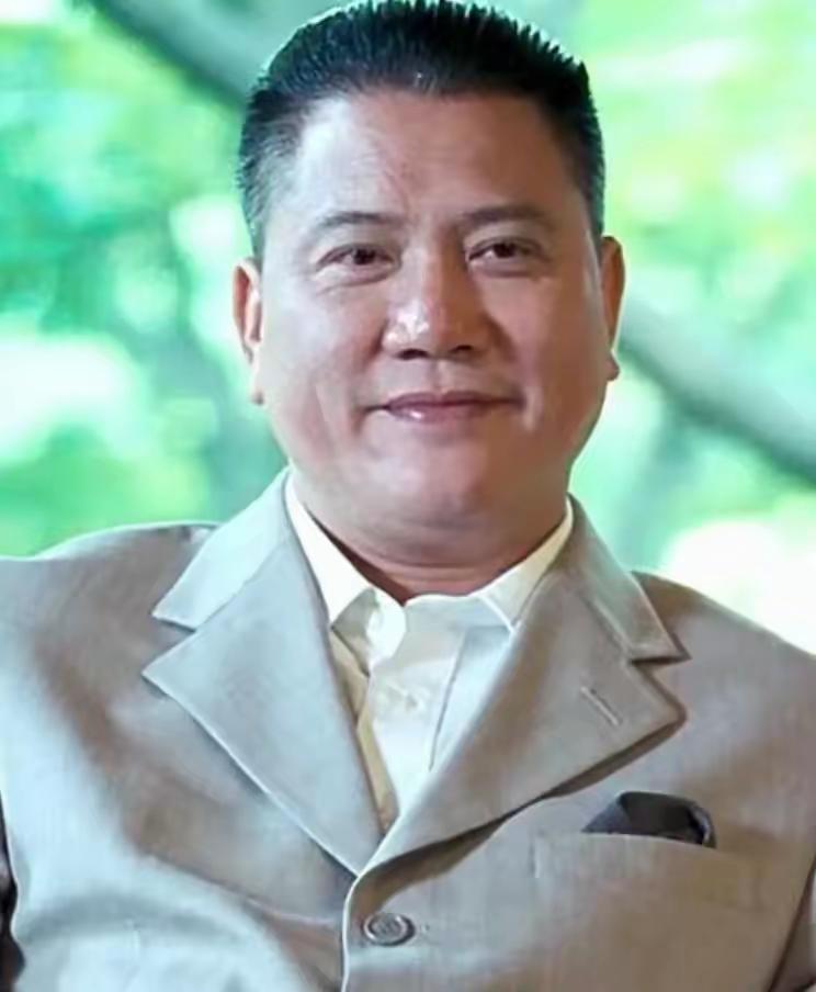 68岁的万梓良，在县城商场的简易舞台上唱一场商演，能挣15万，可他抠门到只给自己