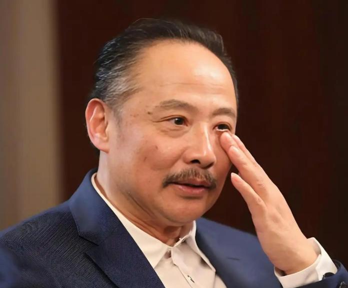 远赴美国进修两年，久别归家推开门，眼前一幕彻底击碎他的期待 —— 妻子竟然正在坐
