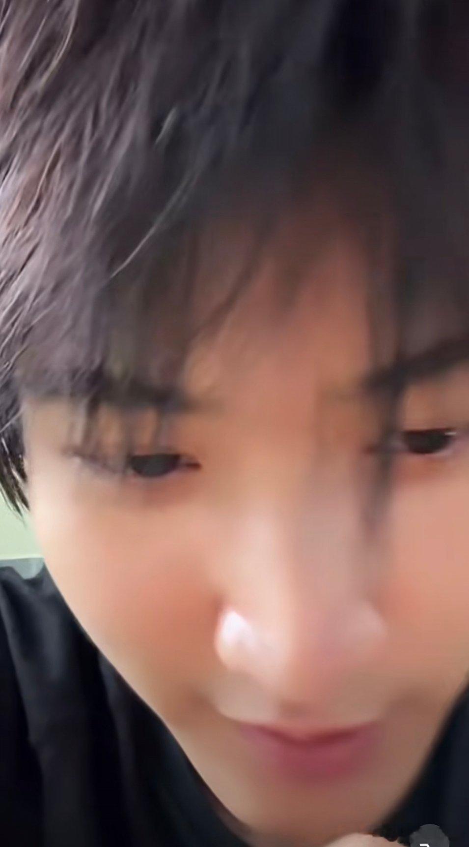 周柯宇直播周柯宇拿到驾照之后的状态也太可爱了。直播里开心炫耀自己考驾照一把通过，