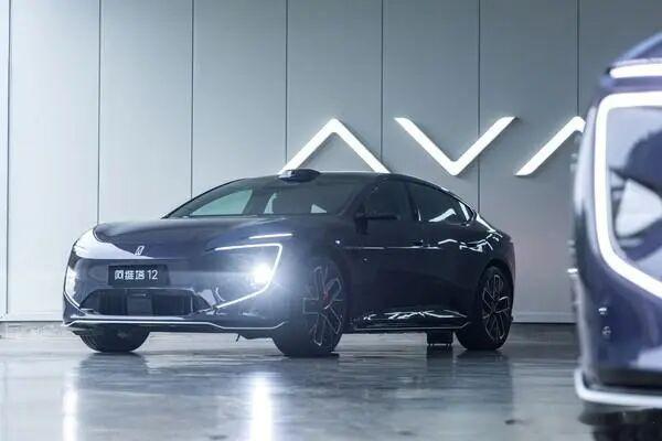 新款阿维塔12实车曝光1月19日，阿维塔与华为高管共同体验新款阿维塔12实车，该