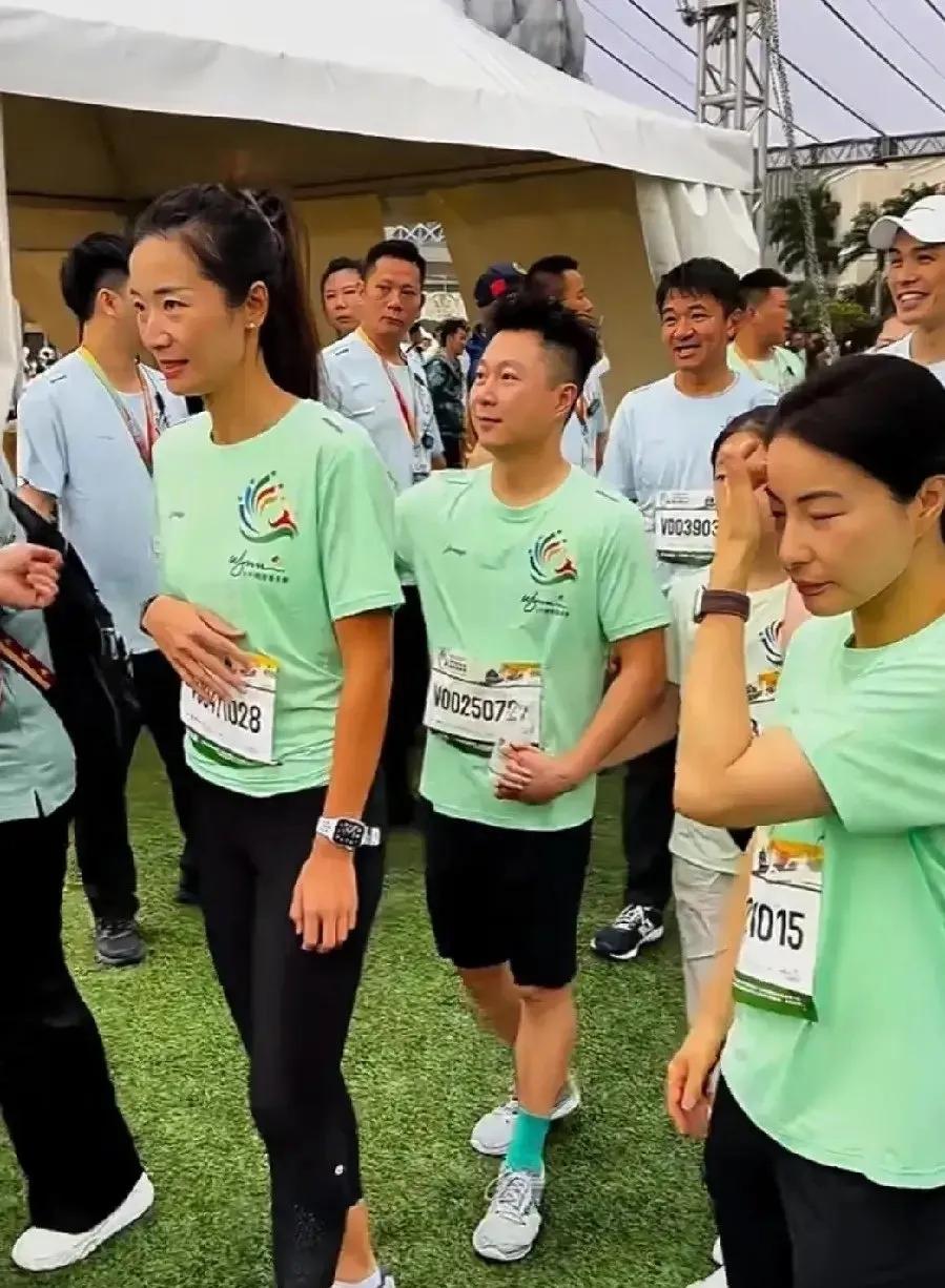 李小鹏和郭晶晶梦幻同框了！坐标澳门。本来看到李小鹏和女儿参加马拉松，结果镜头一转