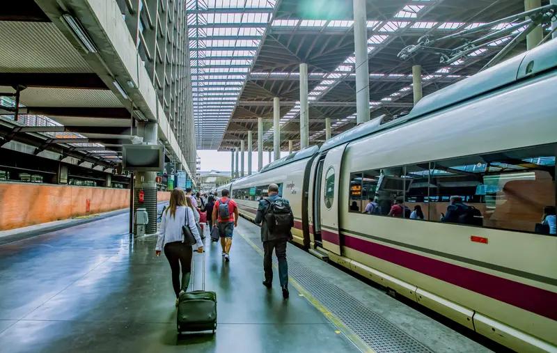 西班牙这高铁事故太惨烈了，据西班牙媒体19日消息，科尔多瓦省阿达穆斯镇两列高速列