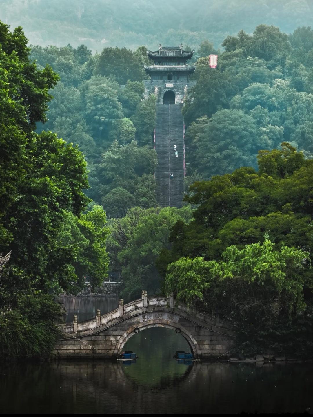 飞檐翘角映着黛色山影，一砖一瓦都晕染着中式美学的留白与含蓄。晨雾漫过石阶，风穿廊