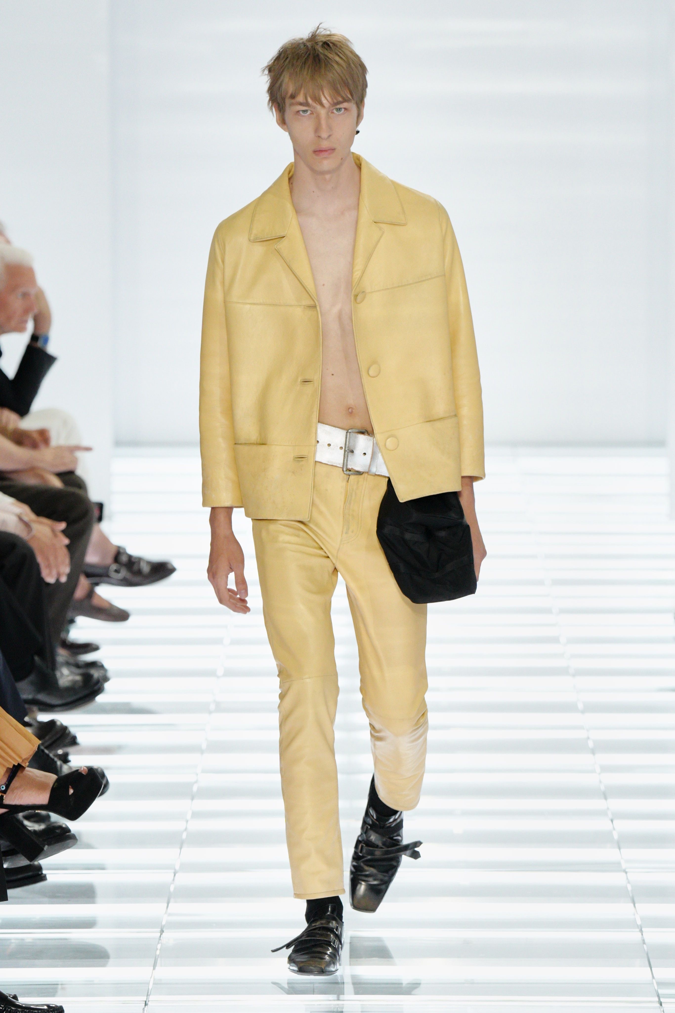 来自Prada2027男装秀挑挑拣拣其实还可以吧衣服裤子回到本真，不再是过度装饰
