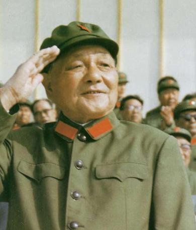 1981年，邓小平刚接任中央军委主席，他指着一名师长表示：“此人一定要重点培养，