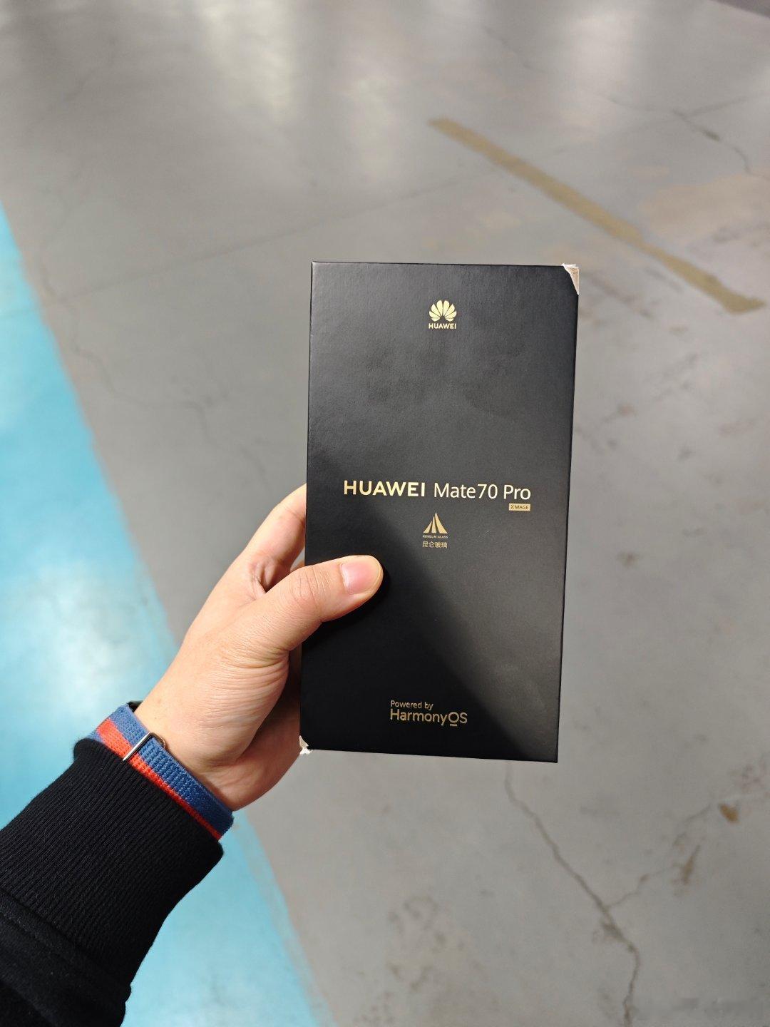 小黄鱼加 500，买了台 Mate70Pro（[允悲]说是专卖店防黄牛盒子剪了两