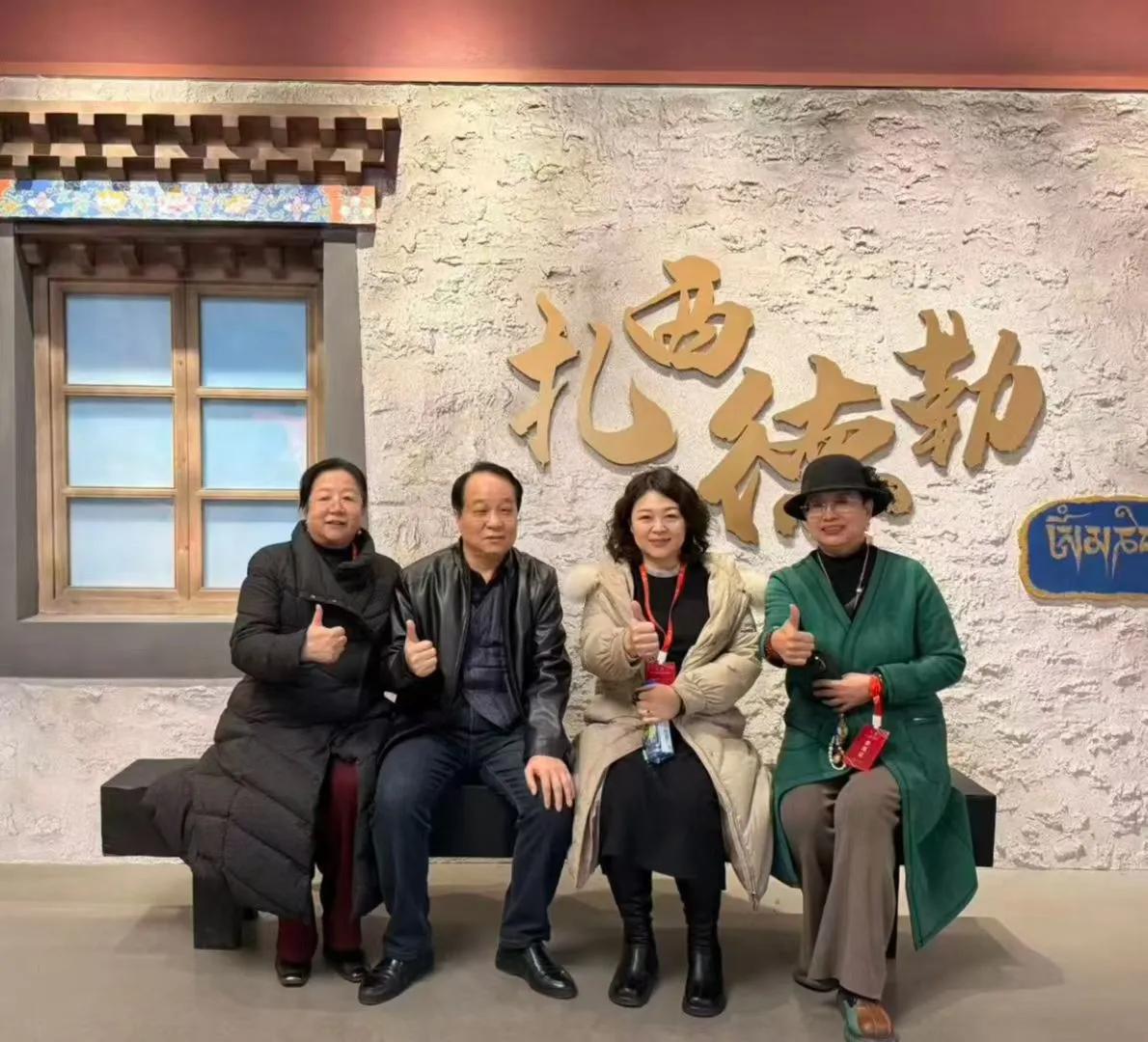 【扎西德勒】在济南，参观藏药博物馆。扎西德勒！
（韩联社）
扎西德勒妙吉祥，
逝