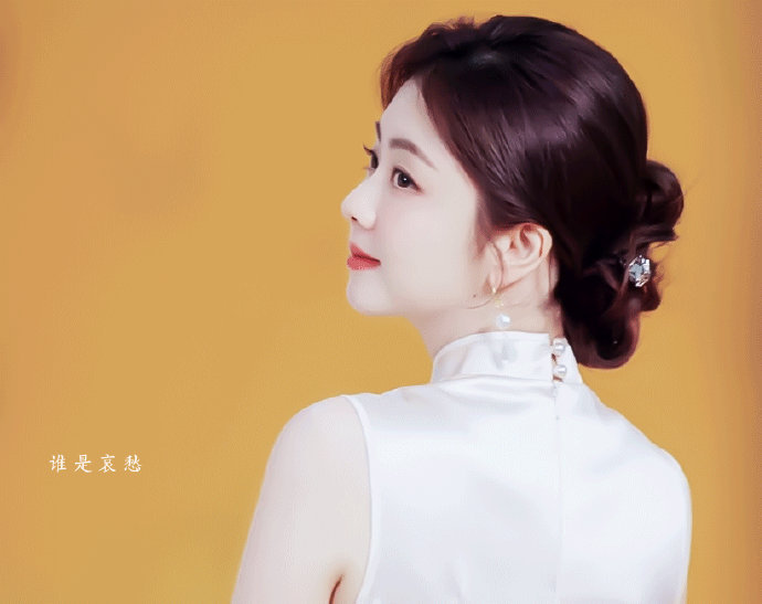 谭松韵端午晒旗袍照谭松韵旗袍亮相端午晚会央视端午晚会 端午旗袍照太绝了！撑把油纸