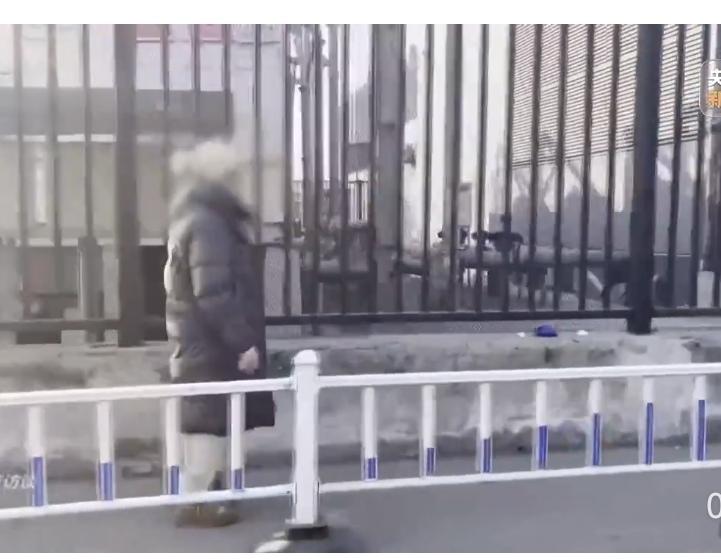 北京72岁的黄女士近日遭遇了一场离奇的医美骗局。

一向节俭的她，被按摩院经理以