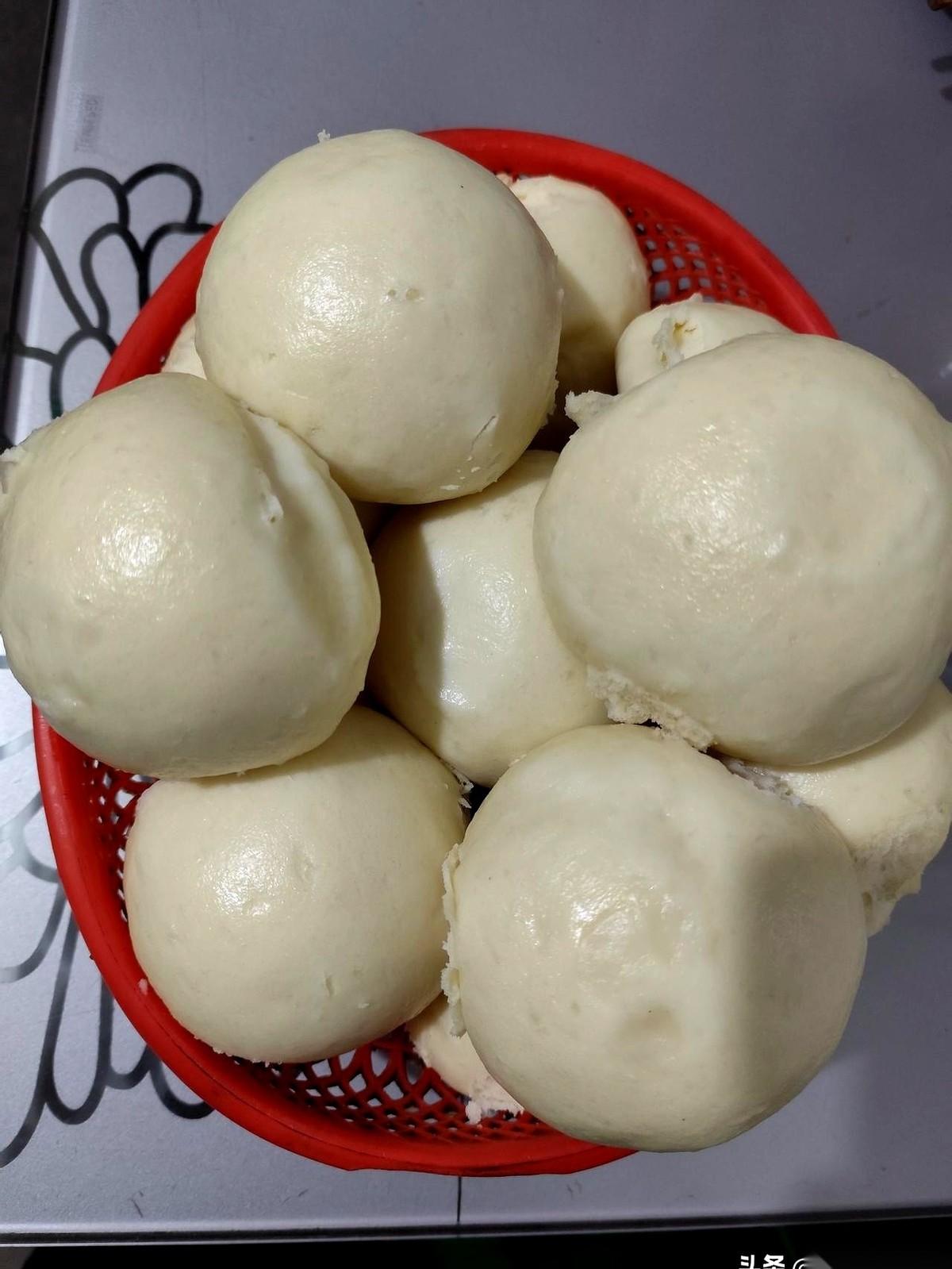 我今天才发现，跟我生活了三十年的老公，可能是个潜伏的间谍。
真的，一点没开玩笑。