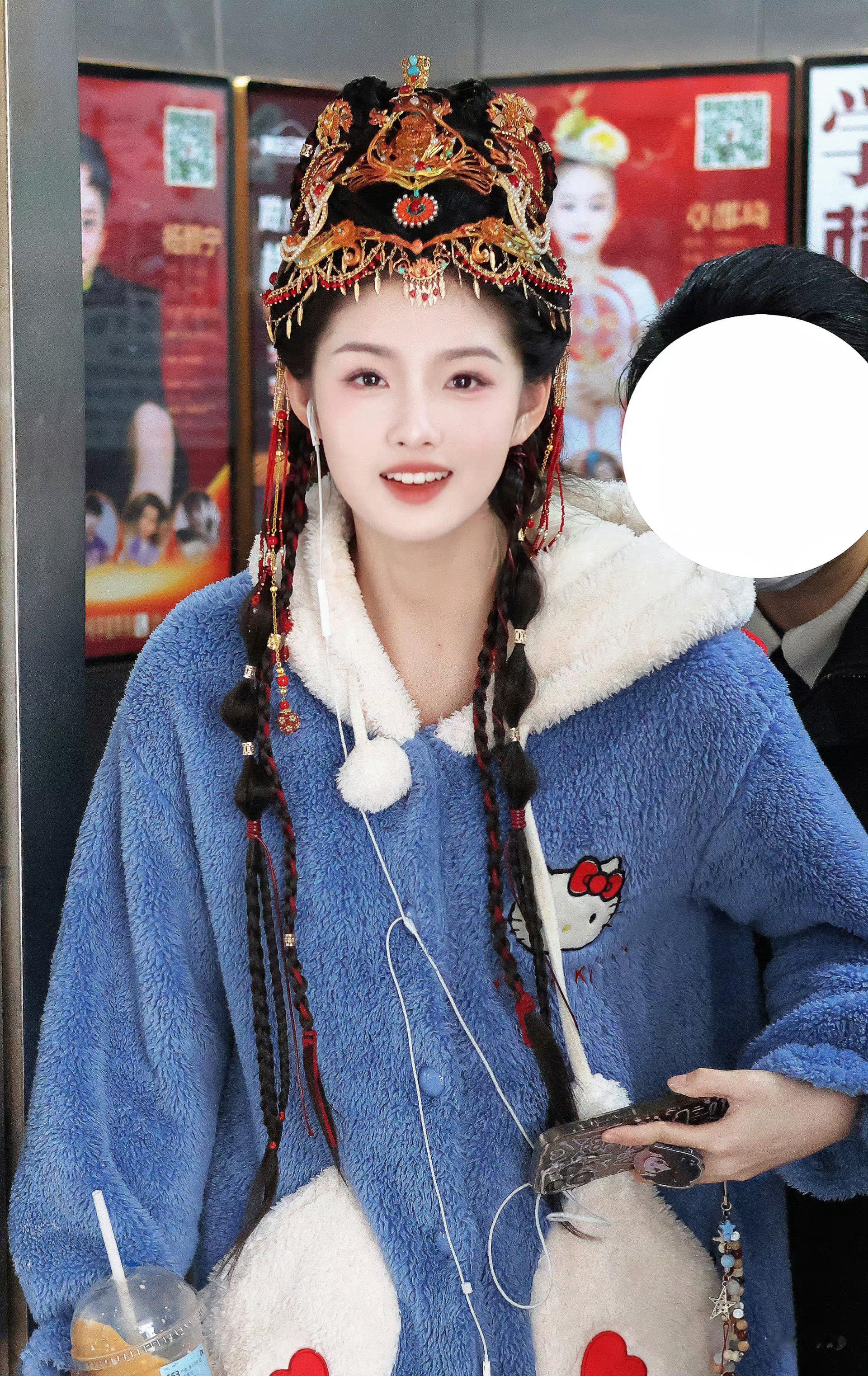 漂亮艾米。这异域风妆造在她脸上还挺合适，能撑得住这么多头饰。水龙吟美女真多[好喜