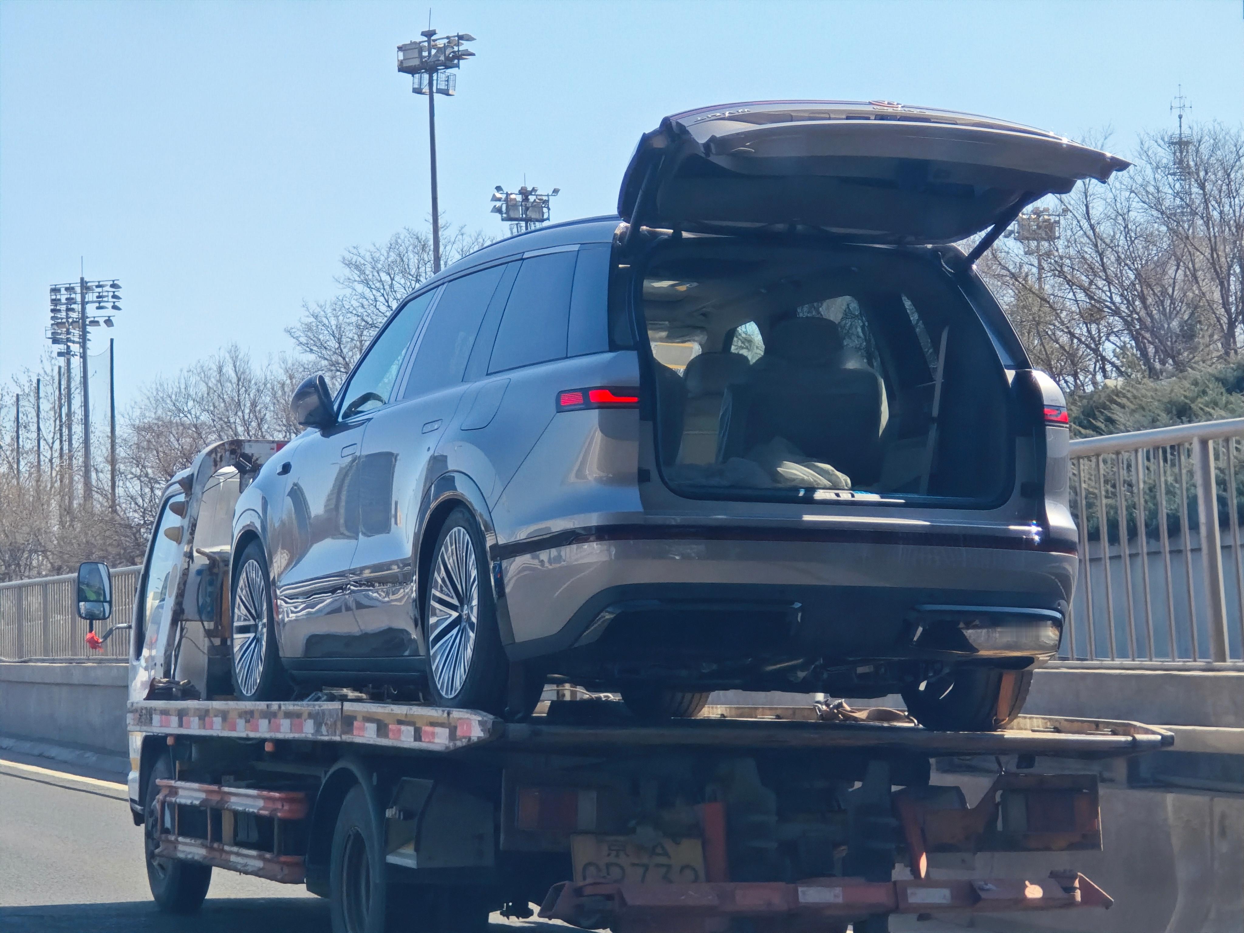 这是什么造型啊是渴望自由嘛？ID9X确实够大 