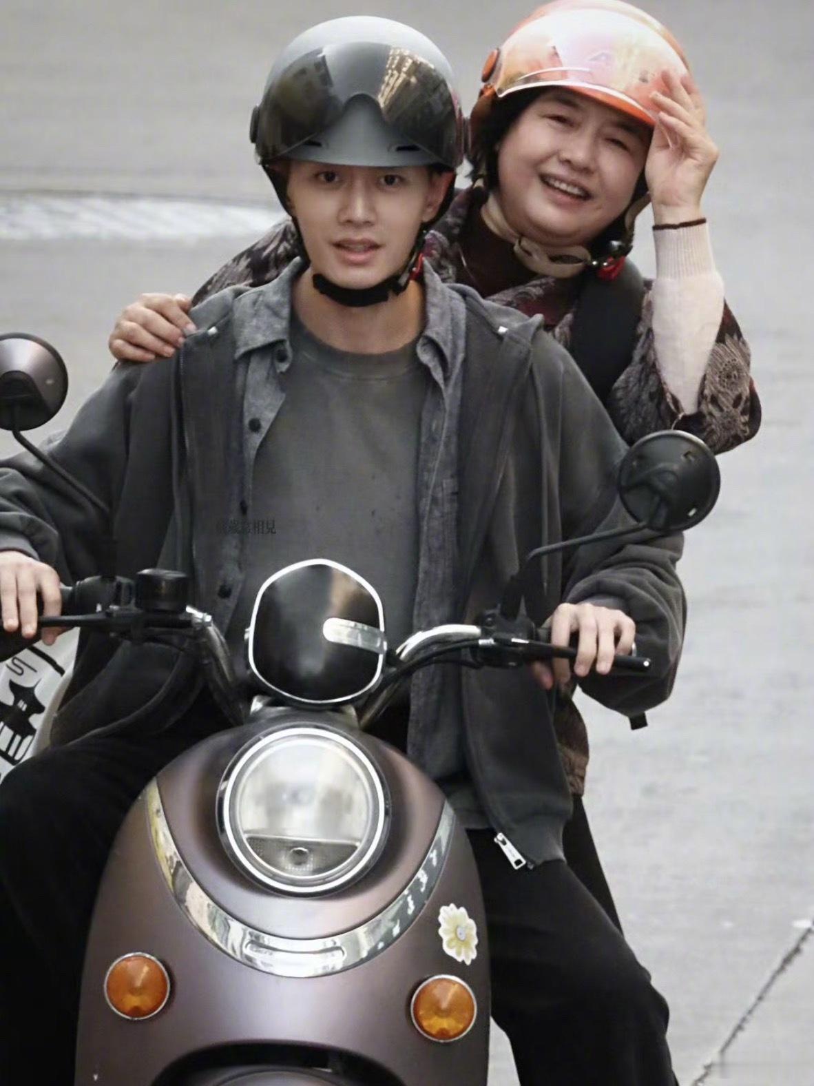 这个任嘉伦骑小电驴咋这么呆萌哈哈哈哈哈任嘉伦深渊游戏骑小电驴任嘉伦骑小电驴载人路