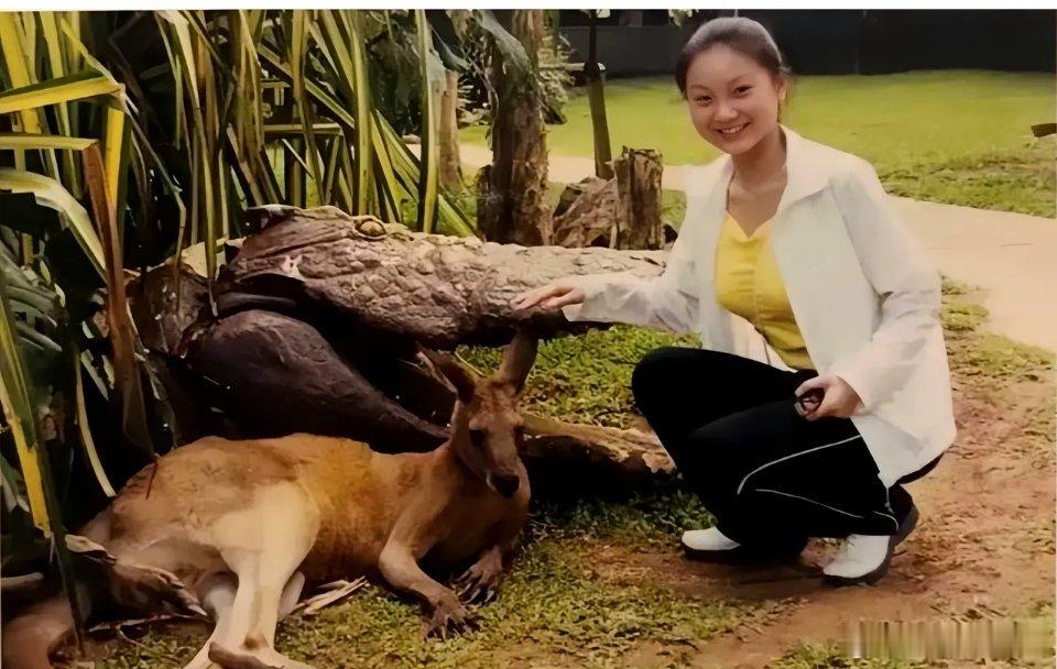 这是张艺谋的妻子陈婷在户外游玩时与袋鼠的一张合影，拍摄于一九九九年。当时陈婷十八
