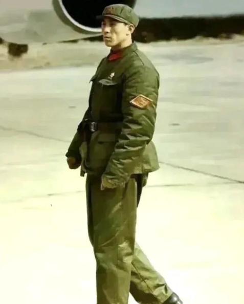 1972年尼克松访华，这位军官在专机旁执行警卫巡逻任务。高大魁梧的身材和冷峻的面