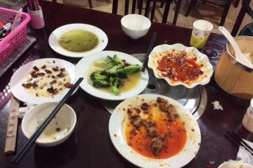 我把饭桌掀了！因为公婆老公都不等我做完饭就吃上了！每次我出来都没剩什么好菜，我说