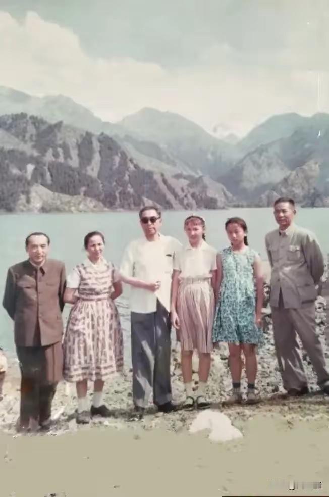 1965年，周恩来带着随行人员赴新疆调研考察，新疆地域辽阔是中国最大省。

当时