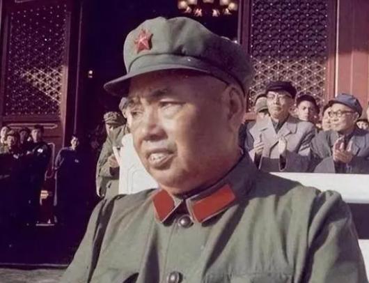 1955年大授衔前夕，对自己军衔不满的许世友正在借酒消愁，突然电话响起，微醺的许