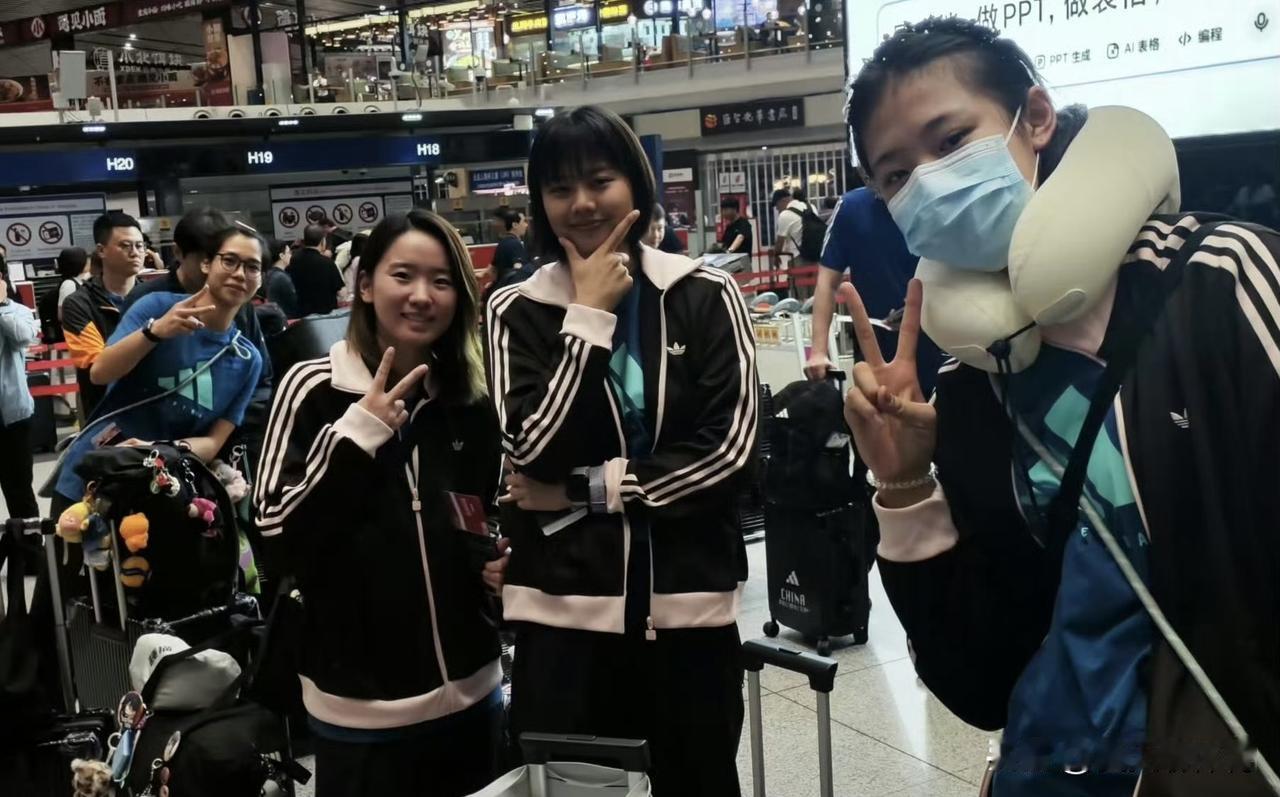 中国女排出征！今天上午在北京机场出发，准备✈️土耳其安卡拉，姑娘们这身外套黑色和