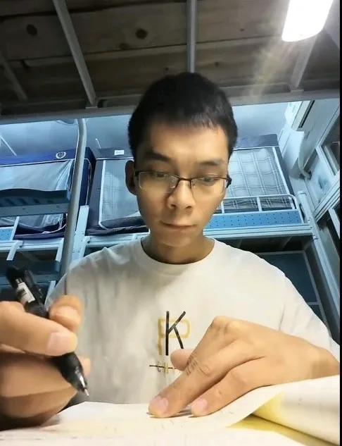 11月28日，唐尚珺迎来大学第一场考试，他会顺利过关吗？

刚刚，唐尚珺发视频称