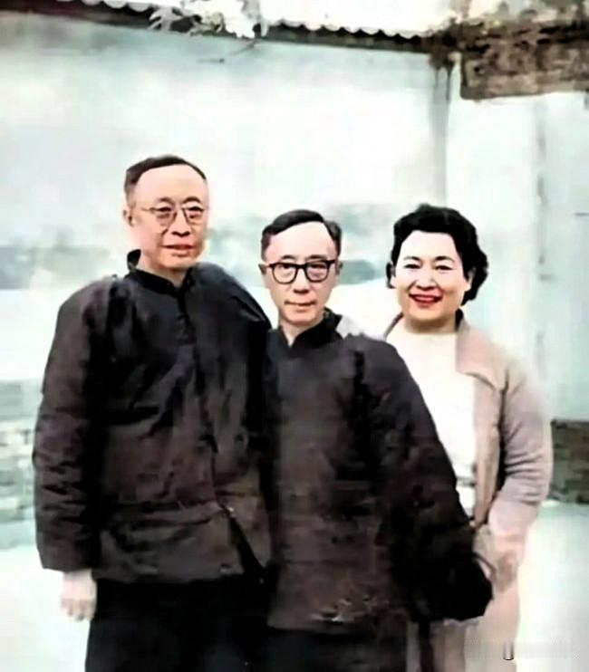1967年，历经岁月浮沉的溥仪与溥杰拍下这张珍贵合影。两人紧紧依偎，褪去往日皇室
