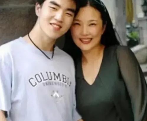 1988年，武汉一名女教师，正沉浸在新婚的生活中。没多久，她就怀孕了。不料，儿子