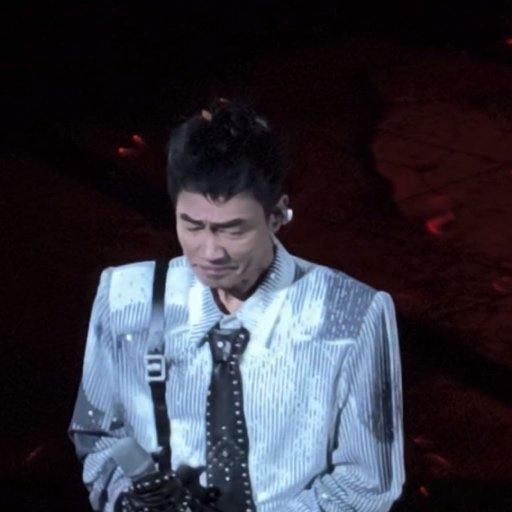 应采儿说陈小春听劝就对了陈小春巡回演唱会北京站首场后，因连夜整改舞台、落泪感谢观