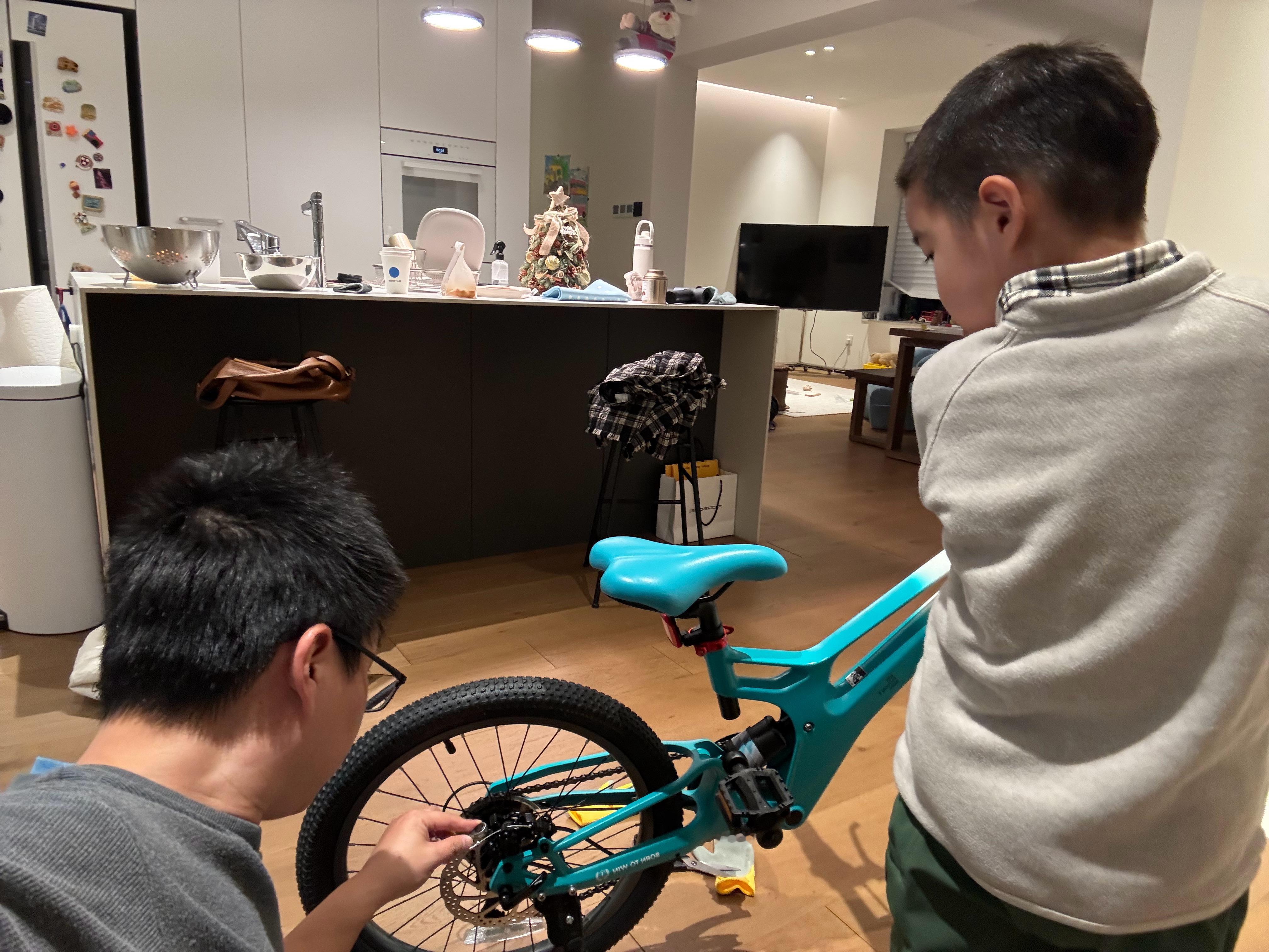 去年入了一台蔚来的折叠车。儿子身高高一些了，从迪卡侬16寸换成了NIO Life