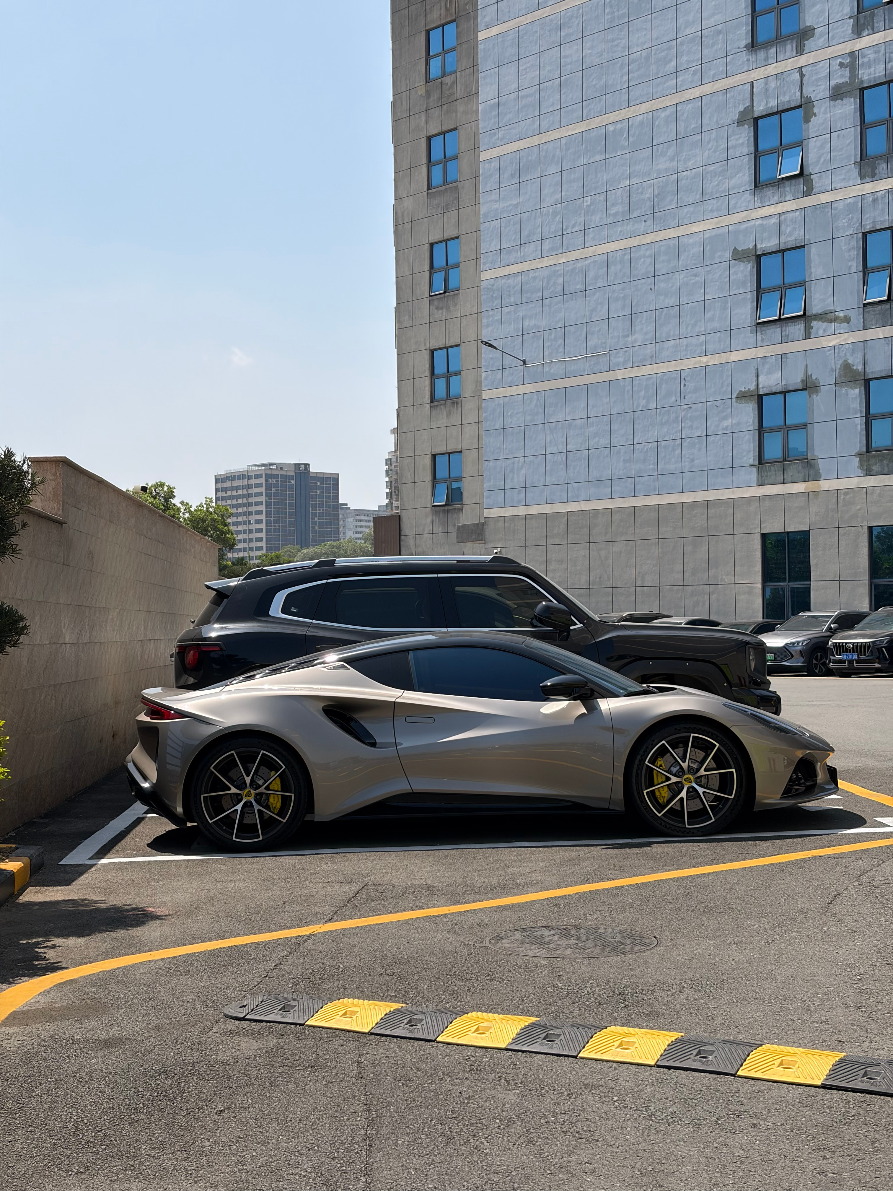 刚停好车看到emira，美车啊，同价位甚至更高价位来看，这个外形确实是独一档的帅