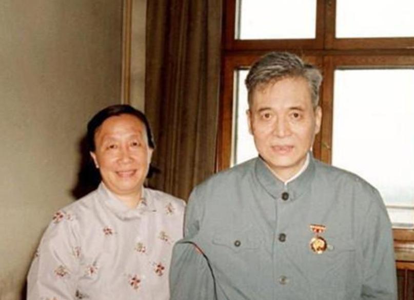 1986年，躺在病床上的邓稼先，在生命的最后时刻，联合于敏向中央提出一份建议书，