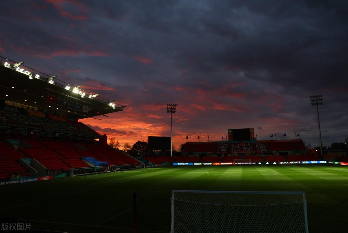 中国女足第二战场--欣德马什体育场，绝美晚霞醉梦人，红色海洋在召唤，中国女足冲冲