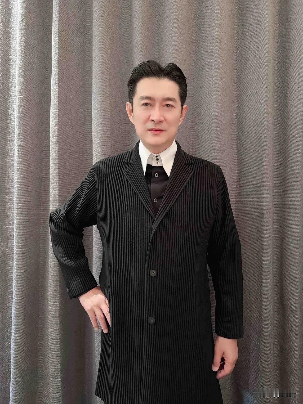 准备上台！

容颜快扛不住了，再混几年吧
​
​
​有网友评论说：
​1，安哥颜