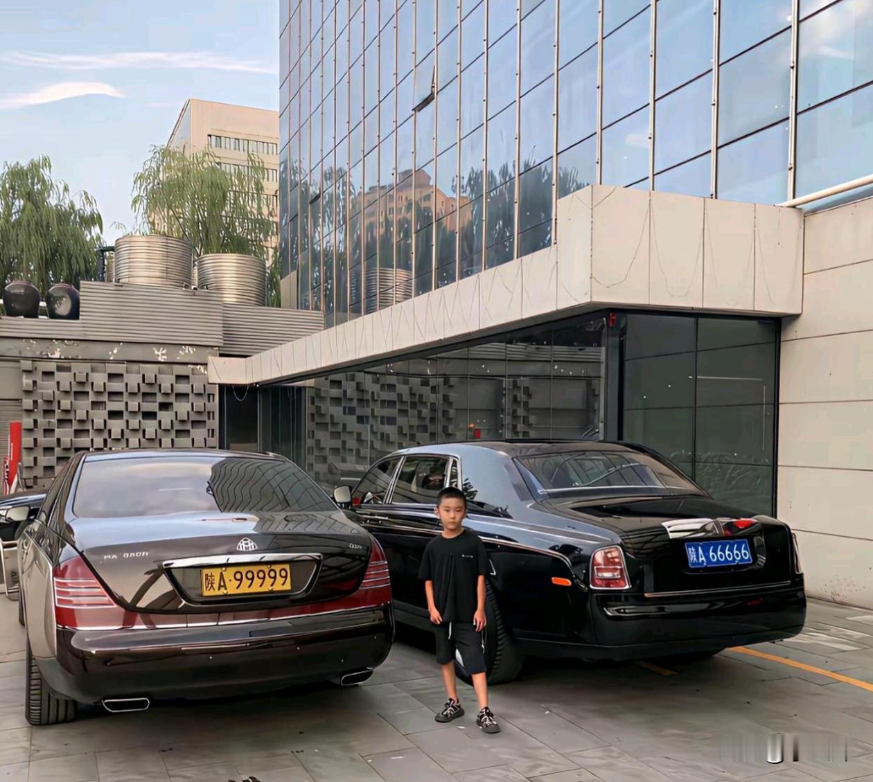 这小朋友一生是不幸福的，这么小就失去了烦恼