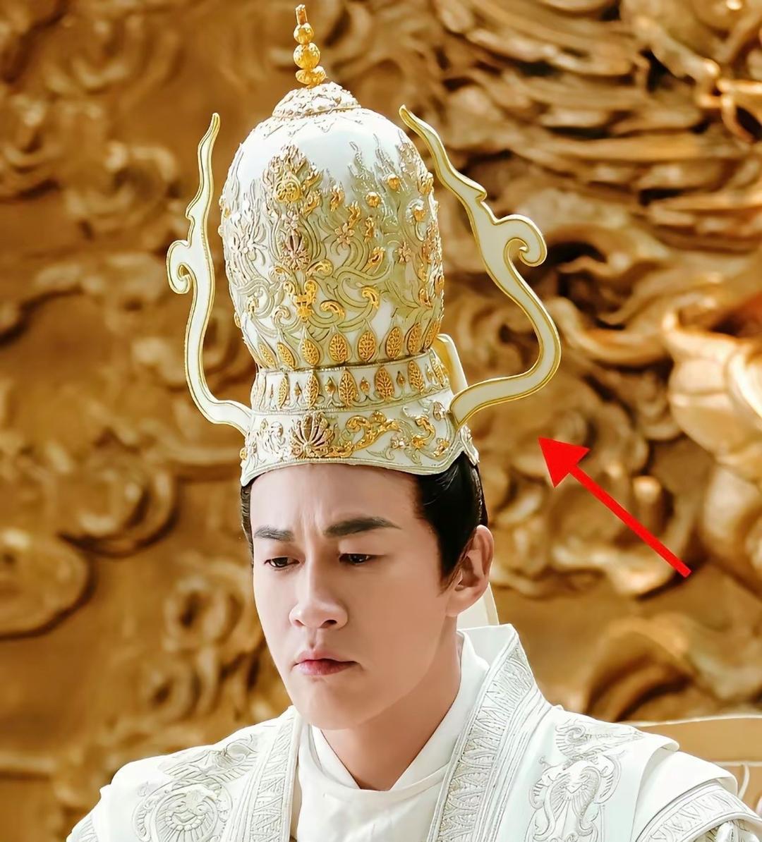 一开始还以为是胡编乱造，结果越看越发现是神还原。这个帽子其实是中国古代南诏、大理