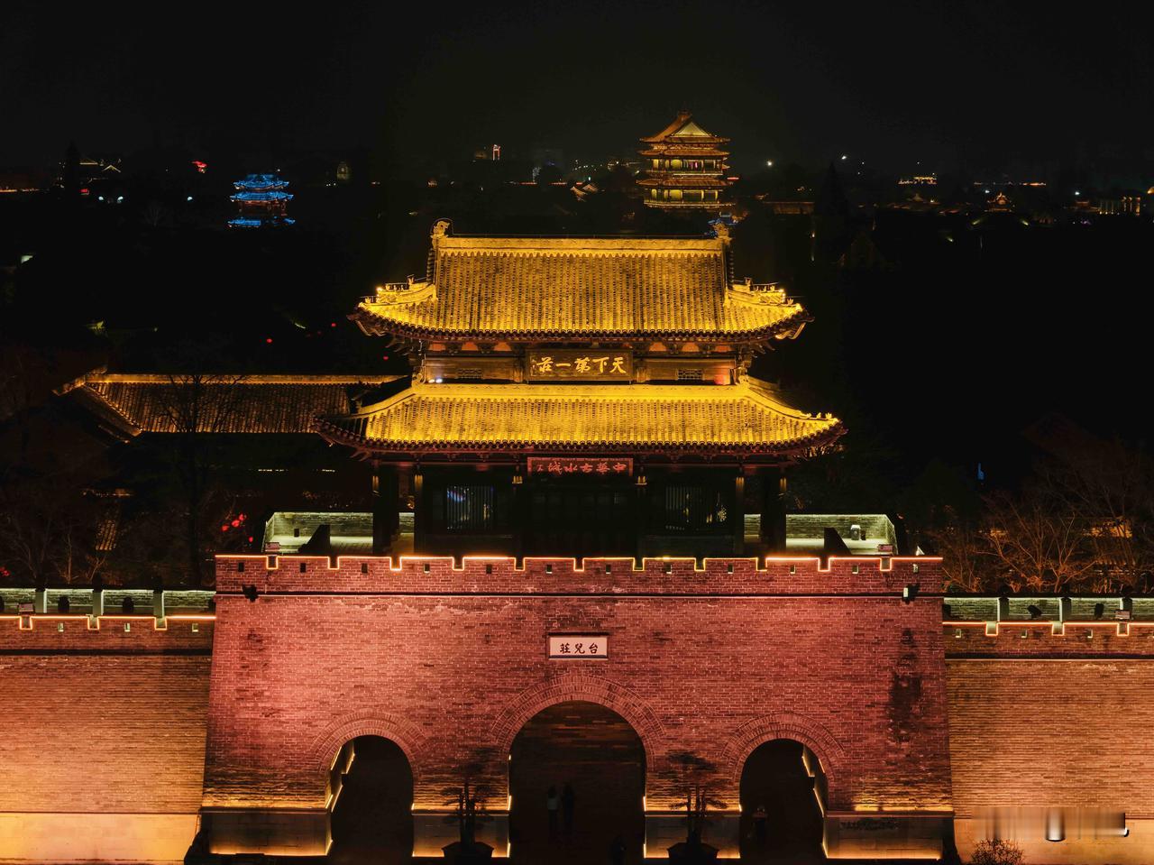 踏入枣庄台儿庄古城，夜幕下它美得如梦似幻。华灯初上，古街古巷被暖黄的灯光笼罩，水