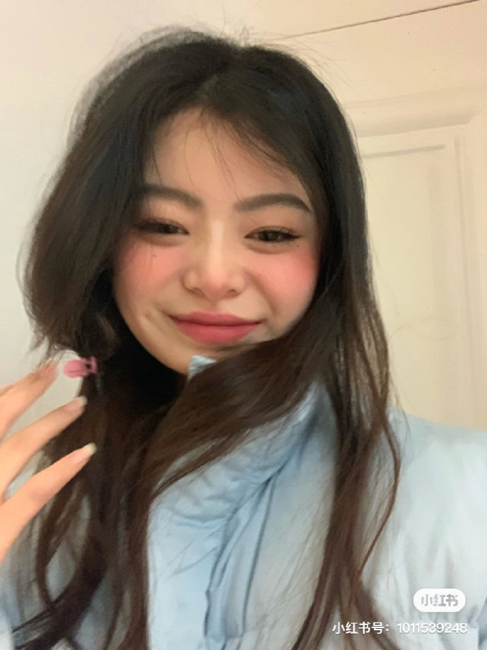 姐妹们😭坚持化妆一年真的会变漂亮！ 