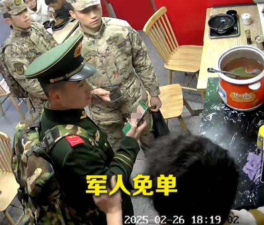 看哭了！南京，三名军人到餐馆就餐，准备扫码付款时，店主却执意免单:你们保卫国家太