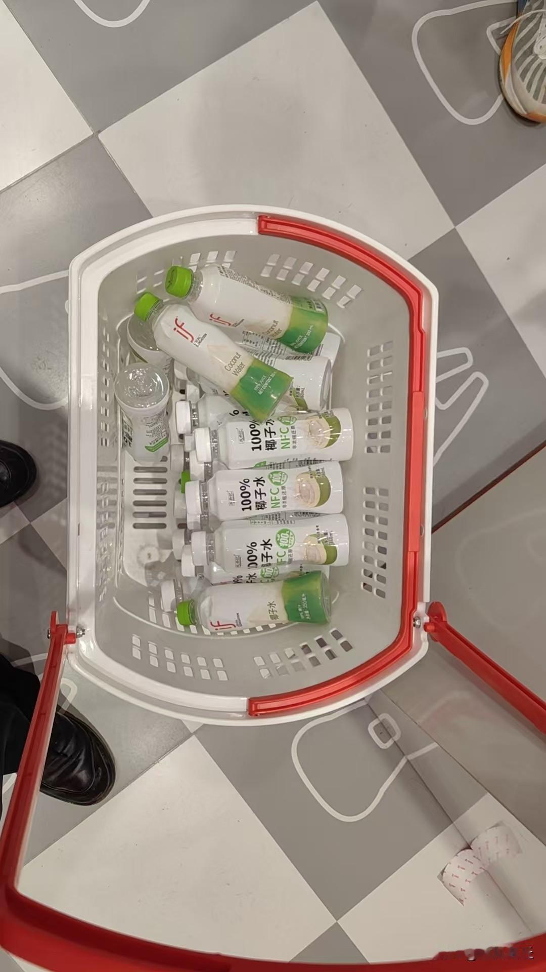 那个在寒风中买椰汁的夜晚：关于“服务”与“成本”的冷思考

今天是星期天，晚上六