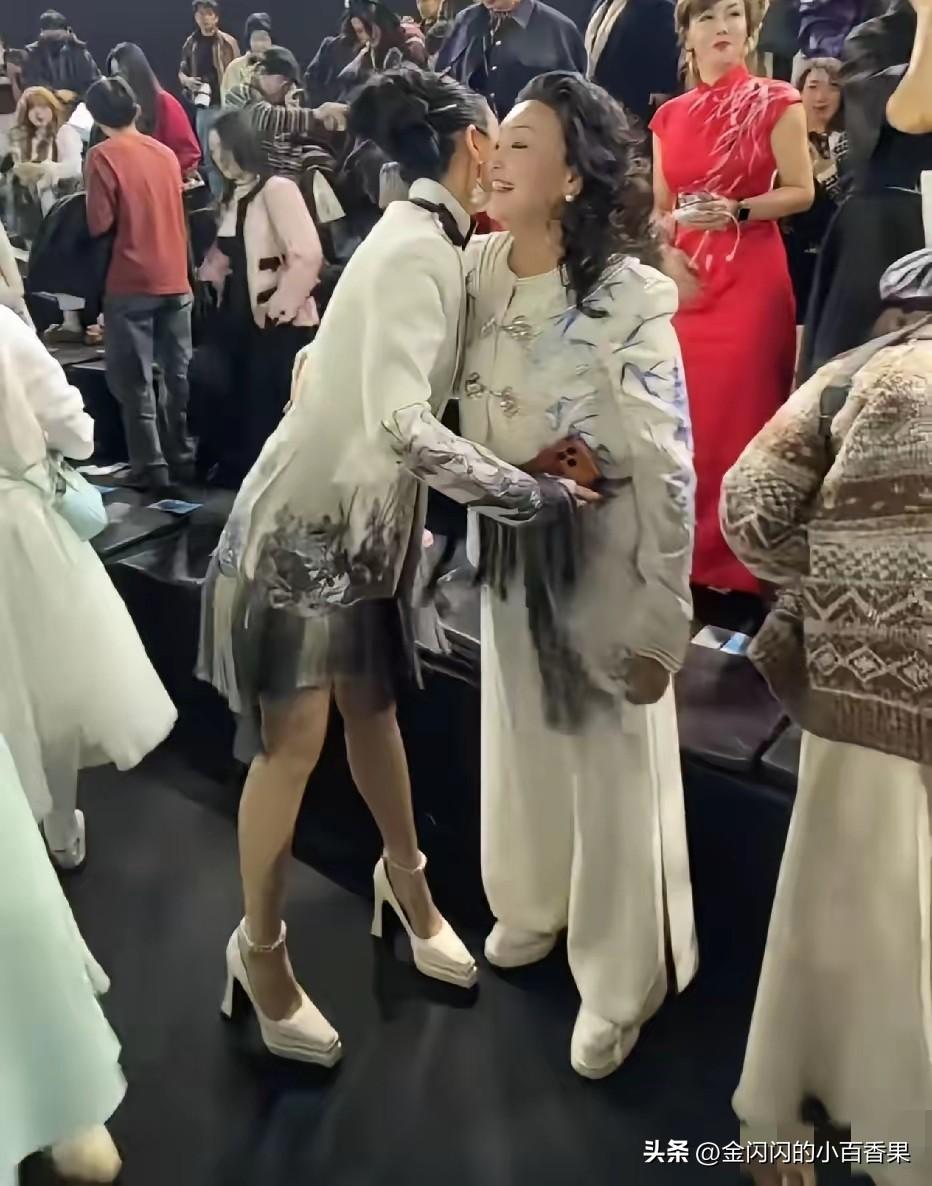 这张兰哪里像参加国际时装周，简直像幕后的策划的大股东杀疯了，大气，惊艳，高挑，走