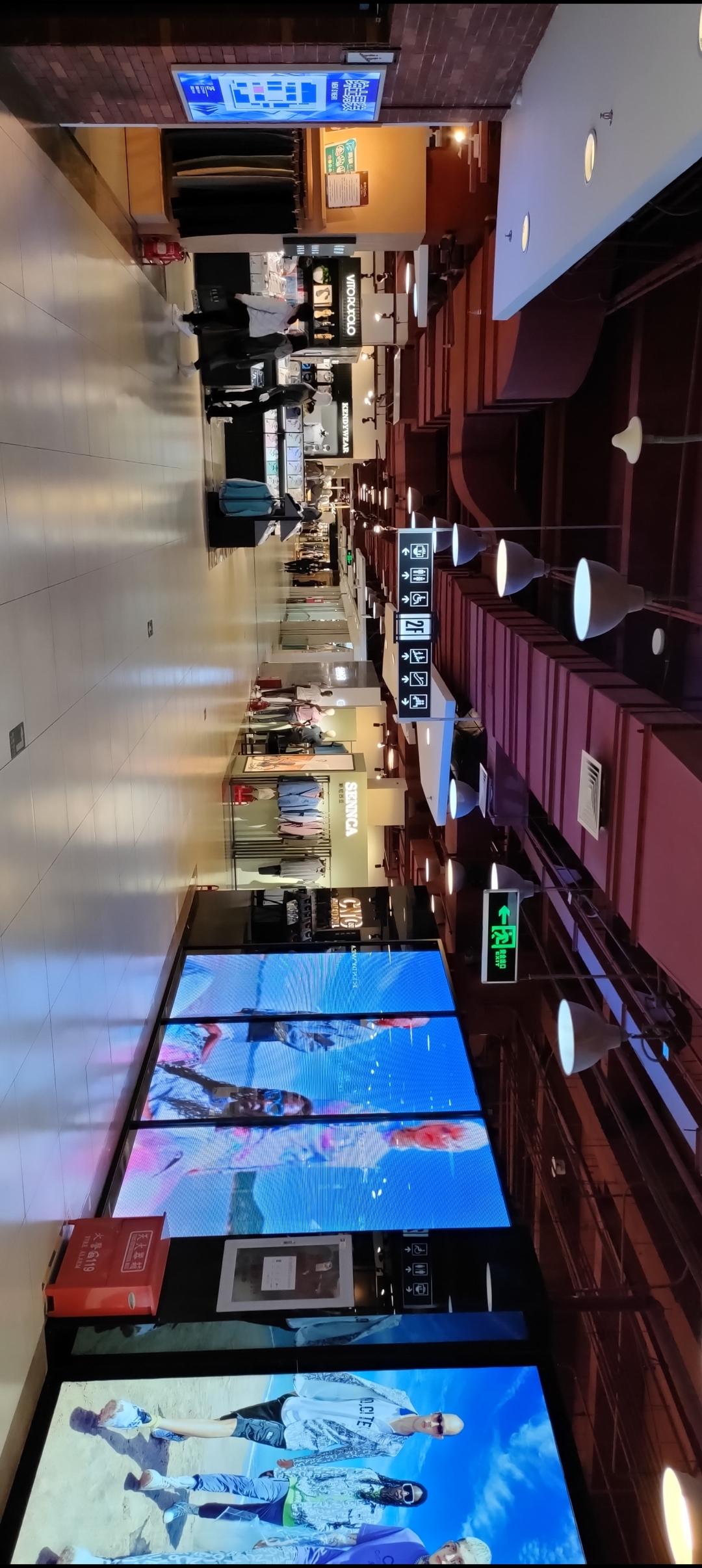 在繁华的购物中心，感受现代与时尚的完美融合！🛍️💃