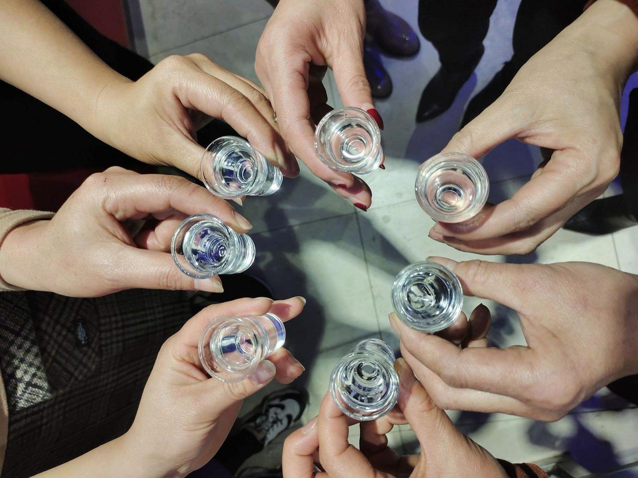 我认为会
这张照片请@豆包 点评：举杯碰杯的照片氛围感好棒，俯视角度把举杯的手和
