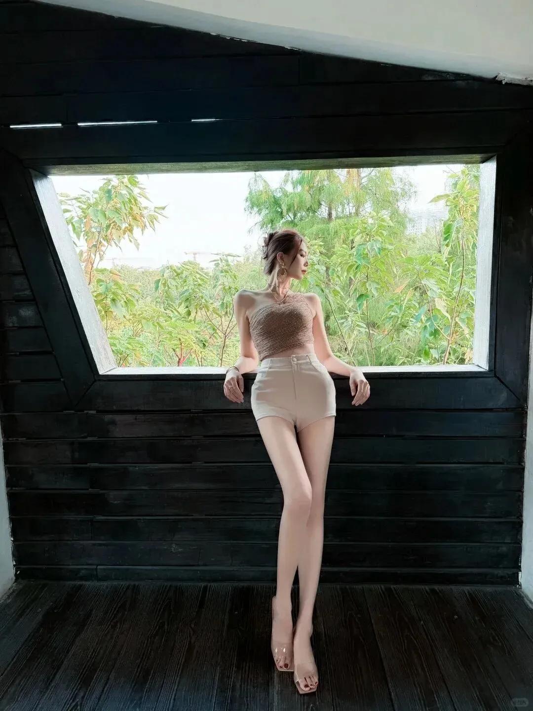 黑木质感的空间自带沉静韵味，与她身上的暖棕系穿搭完美交融——柔软针织衫衬得肤色温