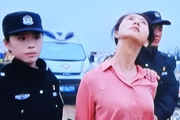央视热播剧《迷墙》中，余鸣救人心切，没有按计划行事，当他顺着詹春给的地址走进小巷