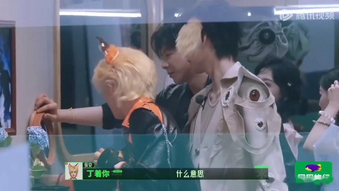 NPC把丁程鑫指甲剪了开始推理吧 丁程鑫妥妥服务型人格，认为客人赠送的东西承载情